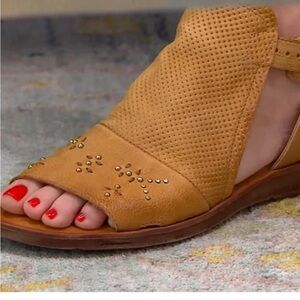 Miz Mooz Fifi Leather Ankle Strap Wheat Perforated Slingback Sandals Sz 38